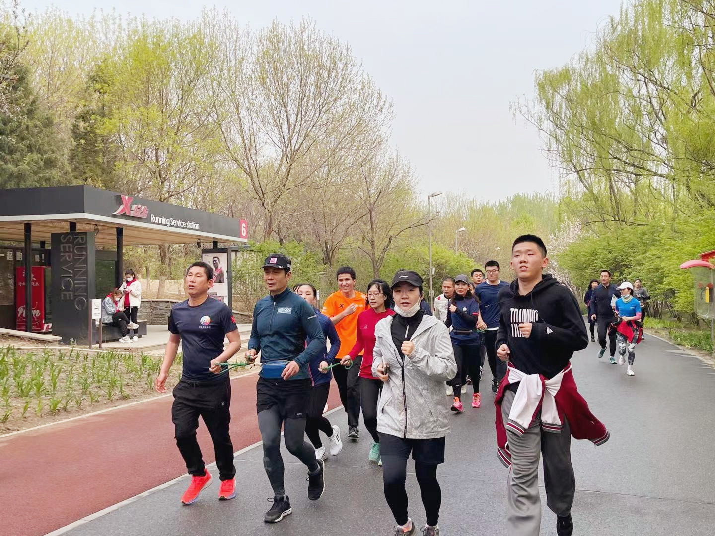心之所向，携手同行，我校15名同学与盲人跑者携手奔跑五公里，为公益活动奉献爱心